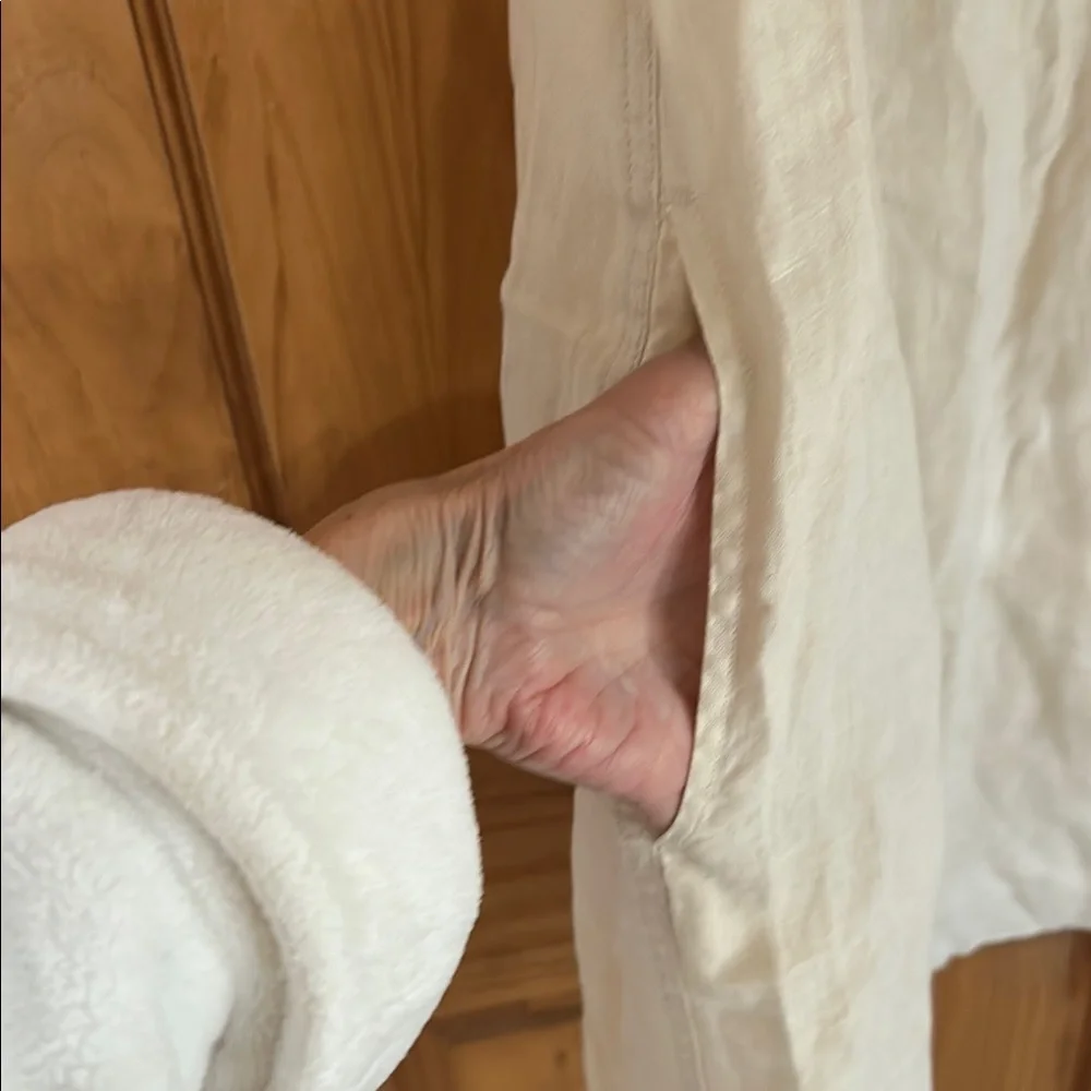 Elegant Cream Sleeveless Dress - Picture 4 of 5